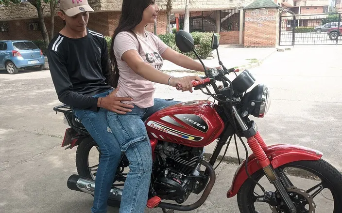 mackencie29: Stavo insegnando al mio vicino a guidare una moto, ma...