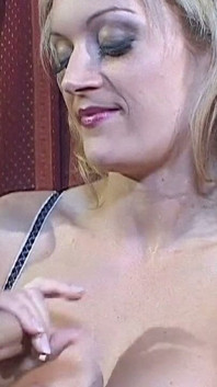 MILF blonde yang bertetek besar mengusaha zakarnya dengan kedua-dua tangan