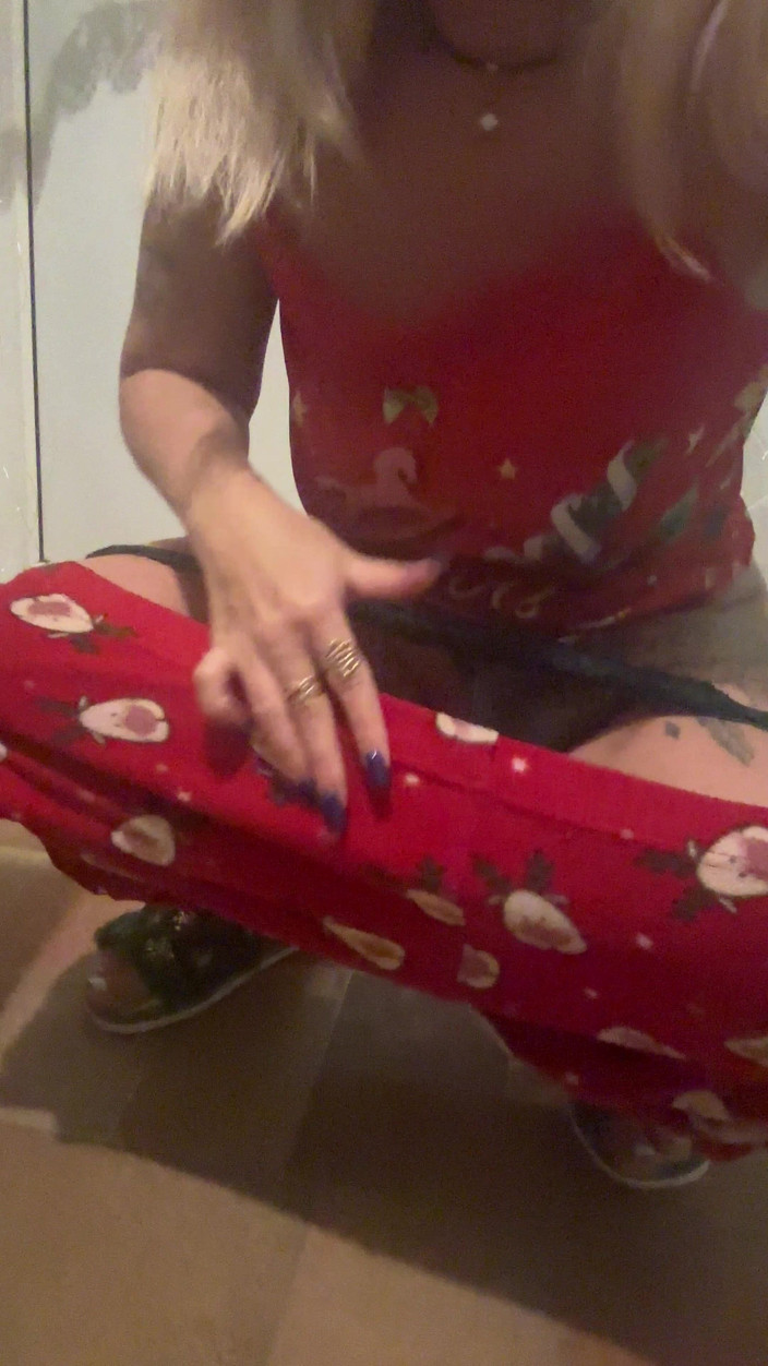 LarisaCum: Dělám sypree přímo v kuchyni u sporáku a všude si...