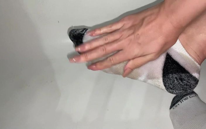 footivities: Massage à l’huile des pieds dans des chaussettes de cheville