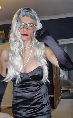 JessicaXD: Cítím sexy vklouznutí do mé dlouhé černé saténové opery