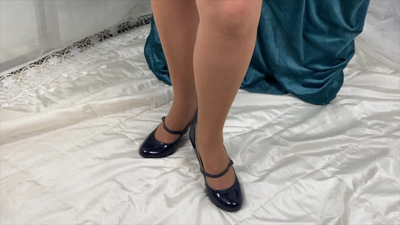 Mrs Mature Feet: Mrs Mature Feet wearing real big granny pants.