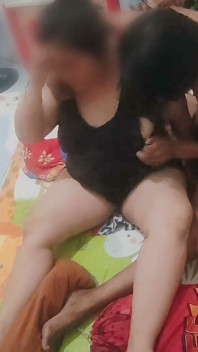 부끄러운 여자는 외롭습니다. 낯선 을 그녀의 집에 초대