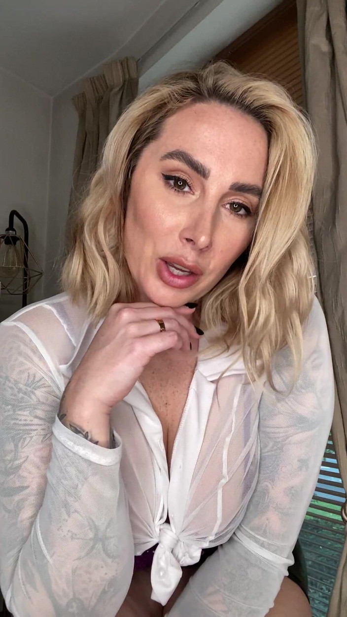 Paige Turnah: Udělám cokoli, takže mi pomůžete tuto práci dokončit cokoli a...