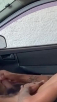 Moreno masturbasi di dalam mobil