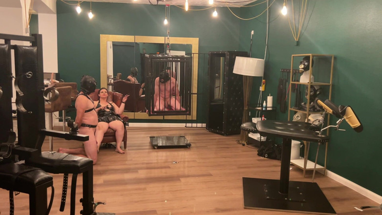 DOMINATRIX6: 돔스의 욱신거리는 장난감으로 애널 서브를 벌려
