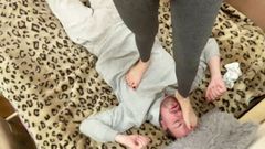 Petite Princesses Femdom: LifeStyle femdom - amatérská domácí dominance (sedí na obličeji v legínách, šlapání, plivání)...