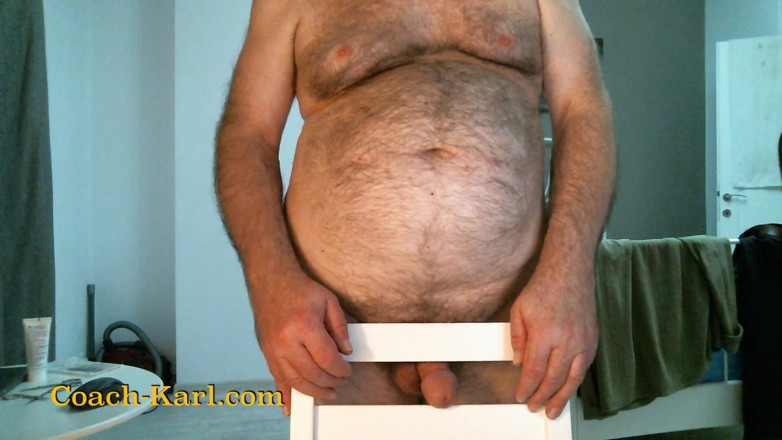 Coach Karl dude lodge: Entrenador Karl muestra su muslo izquierdo