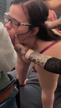 Gangbang-fick mit sperma küssender stiefmutter und stieftochter