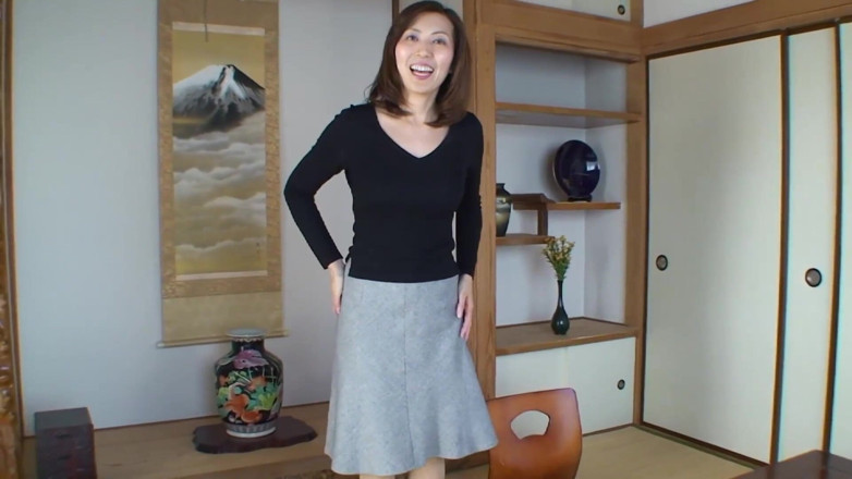 Asiatiques: 幅アジア熟女ストリッピングと彼女が持っているものを示す