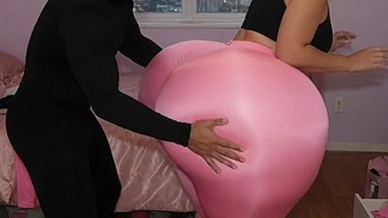 Animate golden: Chica de gran culo en leggings rosas apretados es presionada...