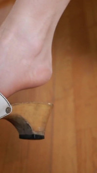 Asmr s pomalým houpajícím se podpatkem - dřevěný clogs, měkké zvuky nylonu