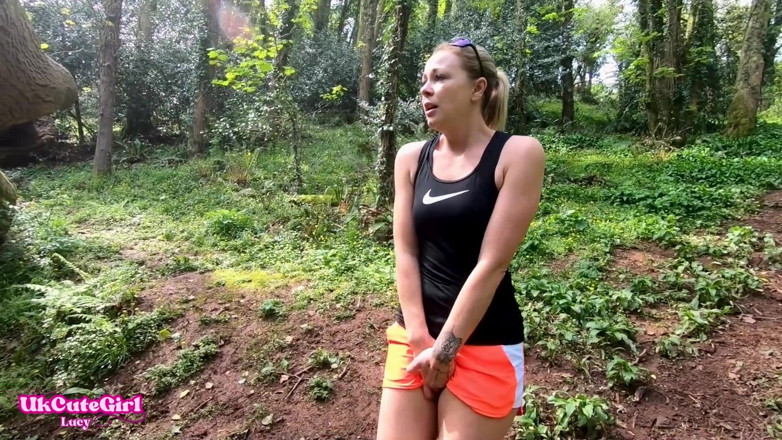 UKCuteGirl Lucy Lauren: I Had to Wee Outside While You Watched: Desperate Out...