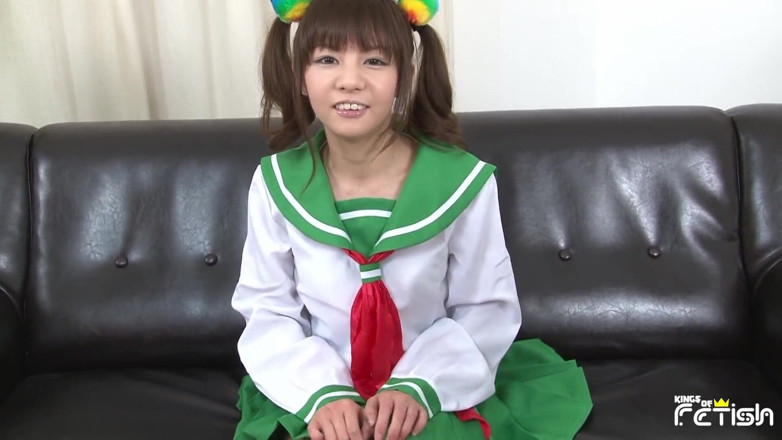 Pure Japanese adult video ( JAV): Teen giapponese si fa radere la figa da un gruppo...