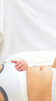 ムラムラした義理の兄が義理の妹の口をクソし、彼女の口の膨らみにディープスロートファックを射精させる