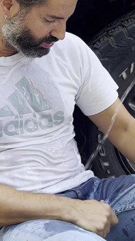 Un homme me pisse dessus dans la rue