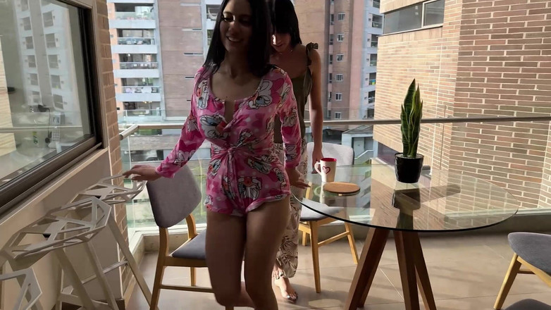 Ambar Prada: Nadržené lesby plné rozkoše, jídlo pro kundičku, jantarová Prada &amp; Yenifer...