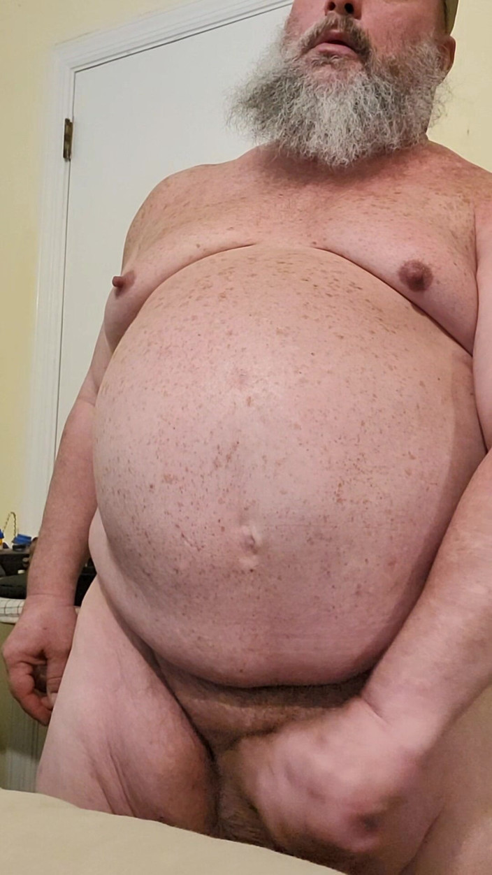 GeneWadexxx: Bear Gene Wade mengusap zakar besarnya dan memancut mani
