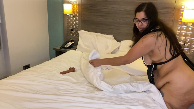 Zozonicoco: Pembantu semok yang lagi sange kepergok masturbasi pakai mainan seks
