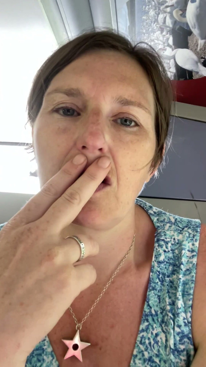 MistressWriggler: Madrasta Brinca Com Sua Buceta Fedorenta Na Parte De Trás...