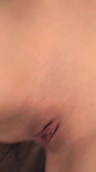 ラニーはかろうじて彼女の嫌いな人に突き刺さった巨大なモンスターの黒いコックを取ることができました