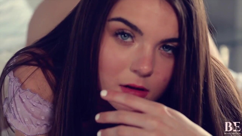 Blush erotica: Pomeriggio deliziosa assolo di orgasmo strofinando figa femminile con Megan...