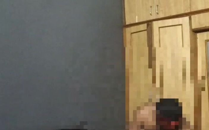Funny couple porn studio: Cô vợ Tamil ôm hôn vú khoe vú đụ trước và sau