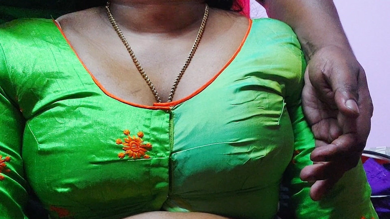 Desi Mohini: Pasangan desi India panas berkongkek tegar bogel penuh di dalam...