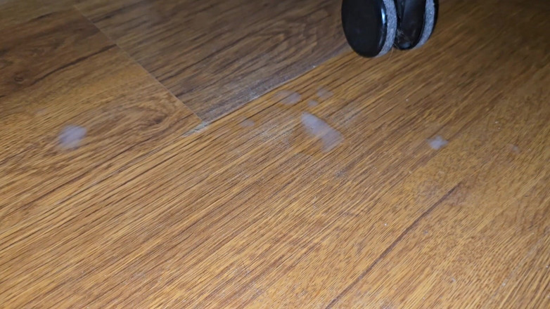 Fap_man93: 毛深い欲求不満の男がポルノを見ながらペニスをマスターベーションし、射精するまで