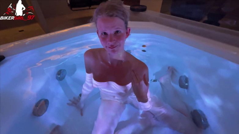 Bikergirl_97: Riskanter Geiler Blowjob Im Spa! Gesichtsbesamung voll in meiner
