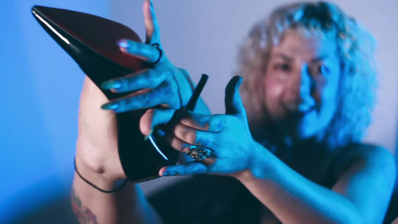 MariLou Moreira: Auf einem Rieseneinhorn-dildo hüpfen