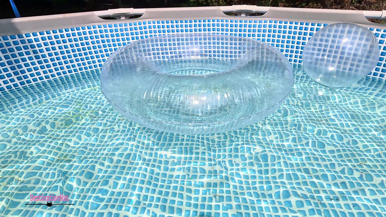 Destination Kat: Tonton aja videoku di kolam renang