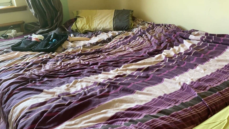 Frequentmasturbation: Benar-benar Telanjang Dalam Minyak Dengan Titan but Plug Besar