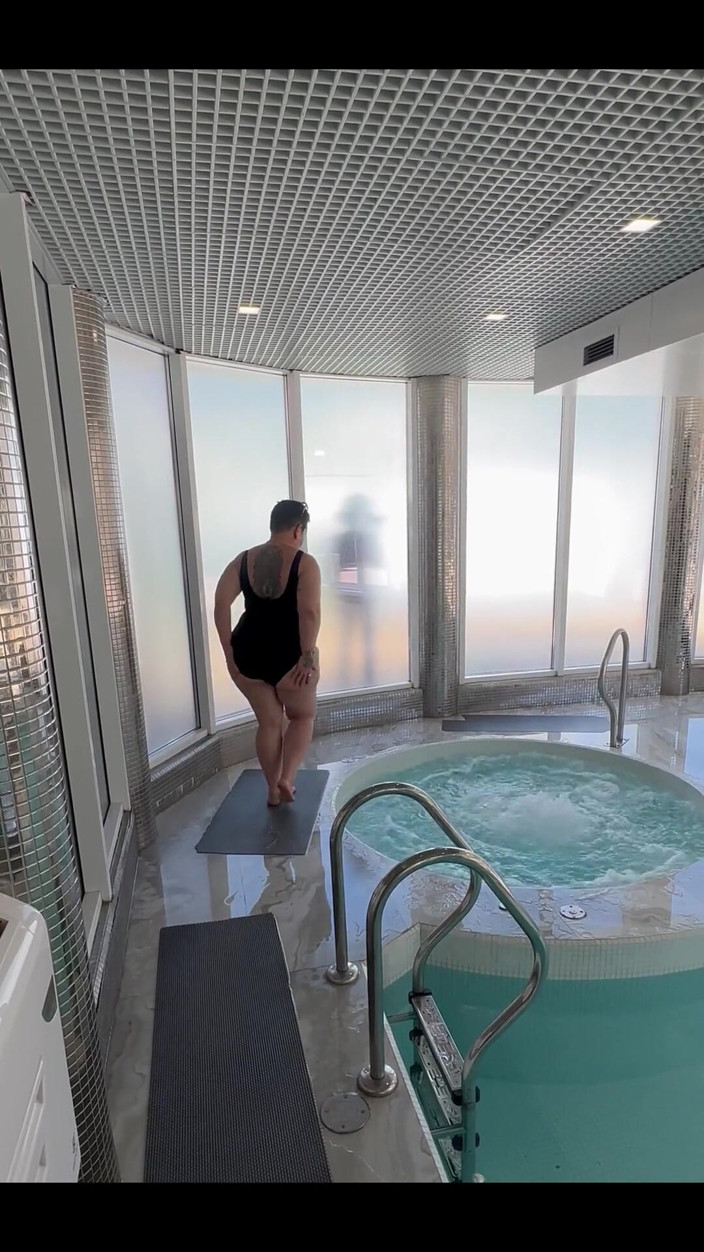 Karmen MILF: In the Jacuzzi