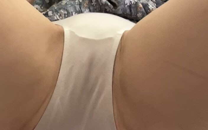 Lucylace1: Vyprstěná v mokrých kalhotkách.