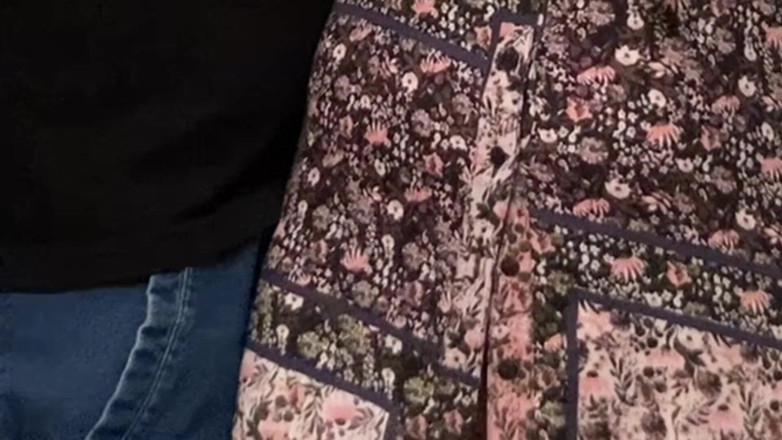 Niki studio: MILF seksi mendapat kelentitnya menggosok di kereta bawah tanah