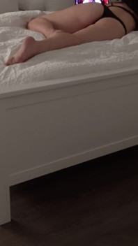 POV: Você a pegou assistindo pornô lésbico, se esgueirando e gozando na bunda dela