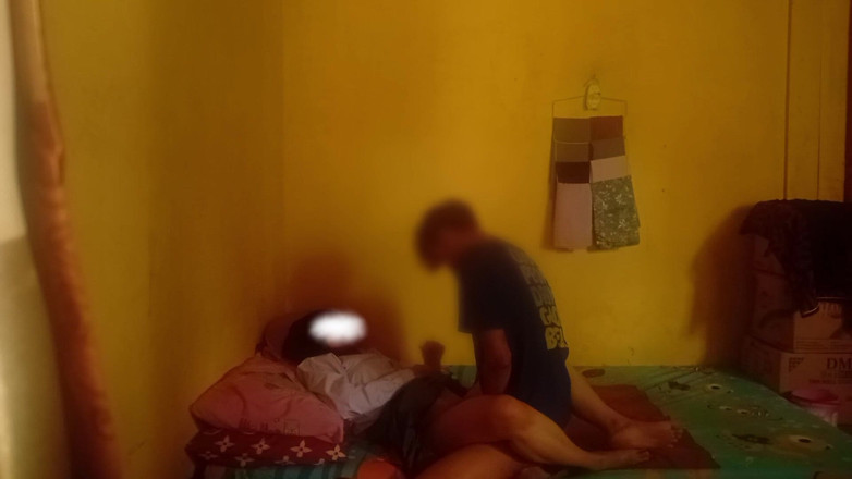 Famly sex: Nastoletnia dziewczyna w college'u w Entot w jej domu, kiedy...