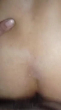 Ibu tiri pantat bahenol ini dientot habis-habisan sama kontol besar sampai lubangnya menganga lebar