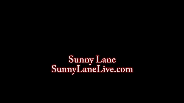 Sunny Lane: Sunny Lane menghisap zakar di kolam!