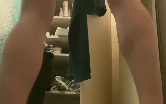 House mate: Typ pisst hose und fickt sein eigenes arschloch