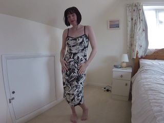 Horny vixen: Istri tari striptis dengan gaun koktail