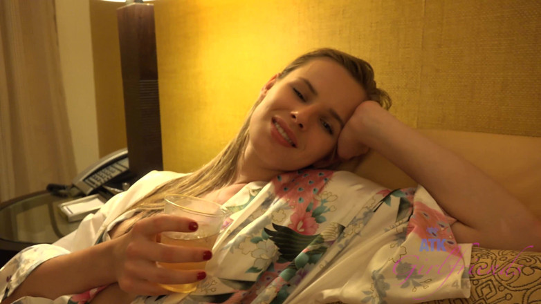 ATK Fans (Girlfriends): Jillian è così sexy nel suo vestito setoso e pronta per...