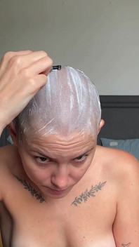 Sono completamente pelata! Mi radevo la testa con gli clipper e un rasoio, Lo lavavo e mi tocco da vicino