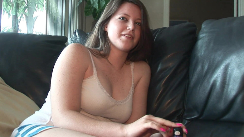 Hot Girlz: Entzückendes molliges teen stößt ihre muschi mit einem spielzeug