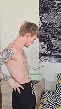 Eu seduzi um cara para sexo depois de um banho, fodi ele na boca e gozei