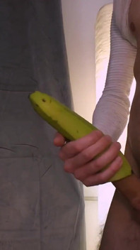 Mainan pisang buatan sendiri untuk orgasme dan pancutan mani