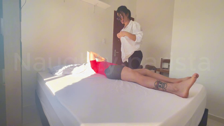 Naughty barista: Yaramaz sekreter her zaman güzelce oturmaya geliyor