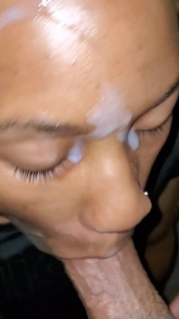 Ebano continua a succhiare il mio cazzo con sperma in entrambi gli occhi