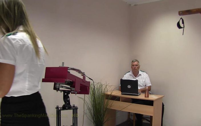 The Spanking Machine: Sissi şaplak makinesi - çıplak sırt kırbaçlama